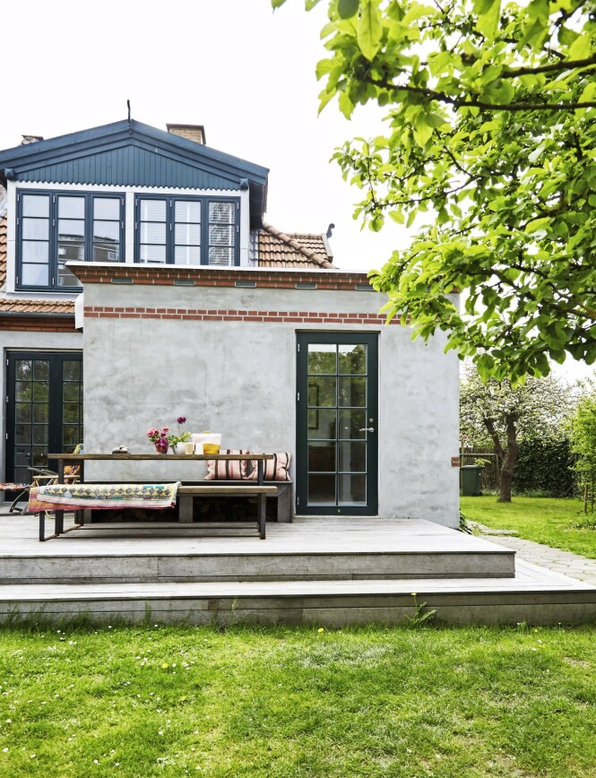 Huset til Pernille og Rasmus ligger i en rolig gate i bydelen Valby, i København, som de siste årene har gått fra å være en nedslitt del av byen til å være et sted der det bygges mye nytt. FOTO: Anitta Behrendt Huset til Pernille og Rasmus ligger i en rolig gate i bydelen Valby, i København, som de siste årene har gått fra å være en nedslitt del av byen til å være et sted der det bygges mye nytt. FOTO: Anitta Behrendt