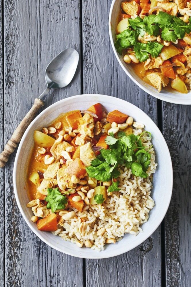 Massaman er en mild og kremet thailandsk curry. Oftest lages den med kylling, men du kan også bruke lam eller tofu. Tips! Denne retten med asiatiske smaker er lett å like. FOTO: Winnie Methmann Massaman er en mild og kremet thailandsk curry. Oftest lages den med kylling, men du kan også bruke lam eller tofu. Tips! Denne retten med asiatiske smaker er lett å like. FOTO: Winnie Methmann