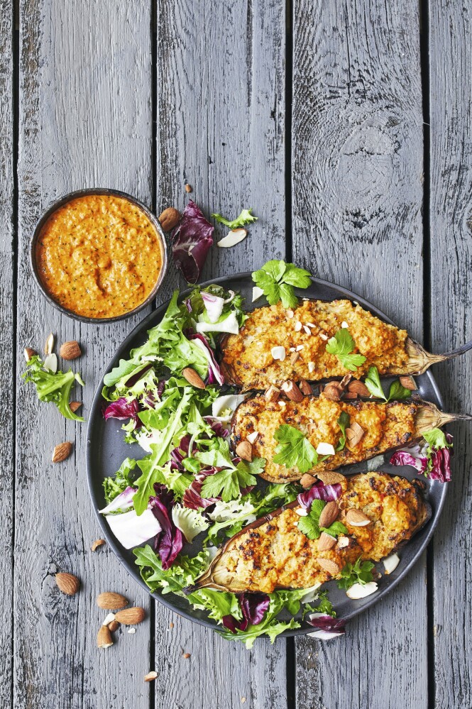 Romesco er en spansk saus som er laget som dipp og som også kan smøres på en sandwich. I denne oppskriften gir sausen smak til lekre, fylte auberginer som metter godt. Tips! Dette er en spennende vegetarisk rett full av gode smaker. FOTO: Winnie Methmann Romesco er en spansk saus som er laget som dipp og som også kan smøres på en sandwich. I denne oppskriften gir sausen smak til lekre, fylte auberginer som metter godt. Tips! Dette er en spennende vegetarisk rett full av gode smaker. FOTO: Winnie Methmann