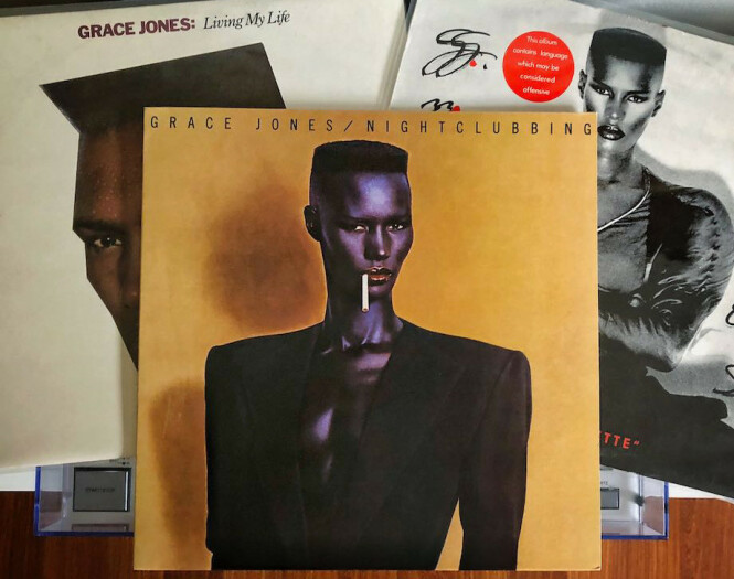 IKONISK: Den franske fotografen og Grace Jones kjæreste Jean Paul Goude tok fotoene til flere av platecoverne hennes. Han var også far til hennes eneste barn. IKONISK: Den franske fotografen og Grace Jones kjæreste Jean Paul Goude tok fotoene til flere av platecoverne hennes. Han var også far til hennes eneste barn.