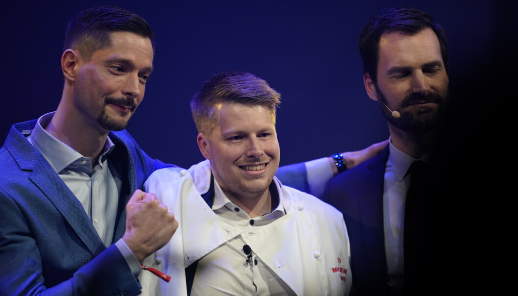 <strong>KOKK PÅ UNDER:</strong> Nicolai Ellitsgaard Pedersen (midten) og Under mottok Michelin-stjerne mandag.
Foto: Ole Martin Wold / NTB scanpix <strong>KOKK PÅ UNDER:</strong> Nicolai Ellitsgaard Pedersen (midten) og Under mottok Michelin-stjerne mandag.
Foto: Ole Martin Wold / NTB scanpix