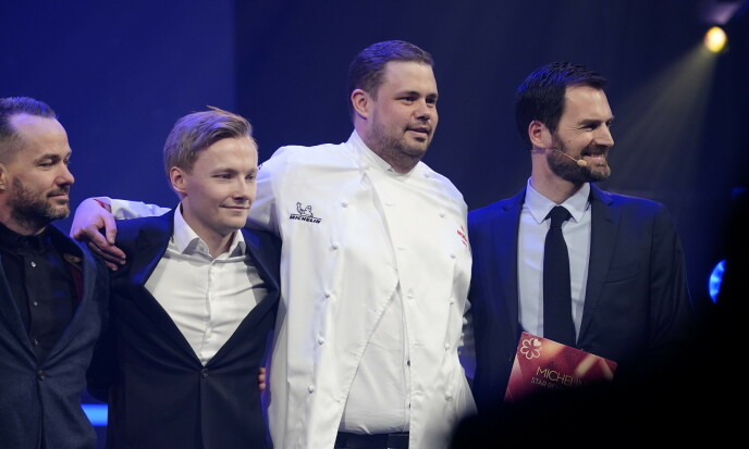 <strong>KULINARISK UTMERKELSE:</strong> Kjøkkensjef Kristian Bretten Vangen (i hvit kokkeskjorte) fra Restaurant Bare i Bergen mottok Michelin-stjerne denne uka. I 2018 sto han oppført med en inntekt på 291 000 kroner. Foto: Ole Martin Wold / NTB scanpix <strong>KULINARISK UTMERKELSE:</strong> Kjøkkensjef Kristian Bretten Vangen (i hvit kokkeskjorte) fra Restaurant Bare i Bergen mottok Michelin-stjerne denne uka. I 2018 sto han oppført med en inntekt på 291 000 kroner. Foto: Ole Martin Wold / NTB scanpix