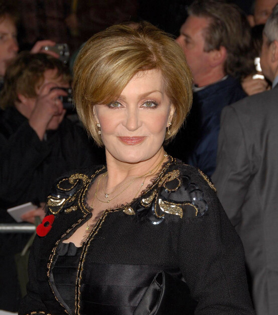 <strong>DEN GANG DA:</strong> Sharon Osbourne har hatt ulike frisyrer og hårfarger gjennom årenes løp, men har de siste årene vært kjent for sine røde lokker. Her er hun derimot avbildet med honningfarget hår på Pride of Britain Awards i 2006. Foto: NTB scanpix <strong>DEN GANG DA:</strong> Sharon Osbourne har hatt ulike frisyrer og hårfarger gjennom årenes løp, men har de siste årene vært kjent for sine røde lokker. Her er hun derimot avbildet med honningfarget hår på Pride of Britain Awards i 2006. Foto: NTB scanpix