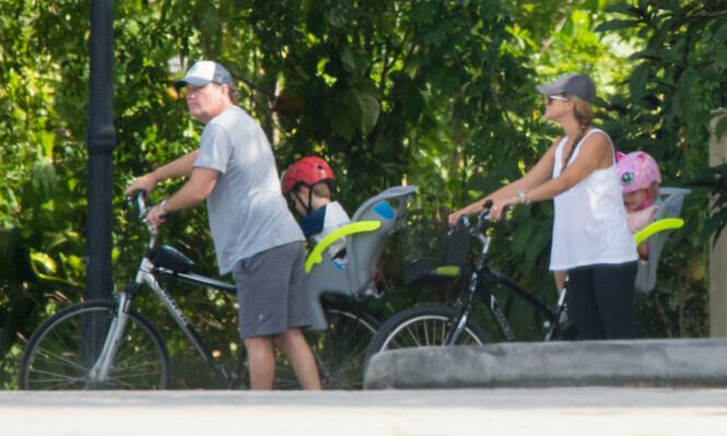 I FLORIDA: Prinsessebarna lever et skjermet liv i Florida, sammen med foreldrene Chris O'Neill og prinsesse Madeleine. Her fra en sykkeltur i 2018. FOTO: NTB scanpix I FLORIDA: Prinsessebarna lever et skjermet liv i Florida, sammen med foreldrene Chris O'Neill og prinsesse Madeleine. Her fra en sykkeltur i 2018. FOTO: NTB scanpix