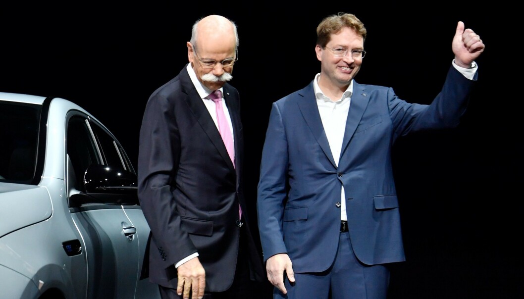 <strong>ARVTAKER:</strong> Dieter Zetsche avbildet sammen med sin svenske arvtaker i jobben som Mercedes-sjef og styreleder i Daimler, Ola Källenius, i mai i fjor. Foto: John MacDougall / AFP / NTB Scanpix <strong>ARVTAKER:</strong> Dieter Zetsche avbildet sammen med sin svenske arvtaker i jobben som Mercedes-sjef og styreleder i Daimler, Ola Källenius, i mai i fjor. Foto: John MacDougall / AFP / NTB Scanpix