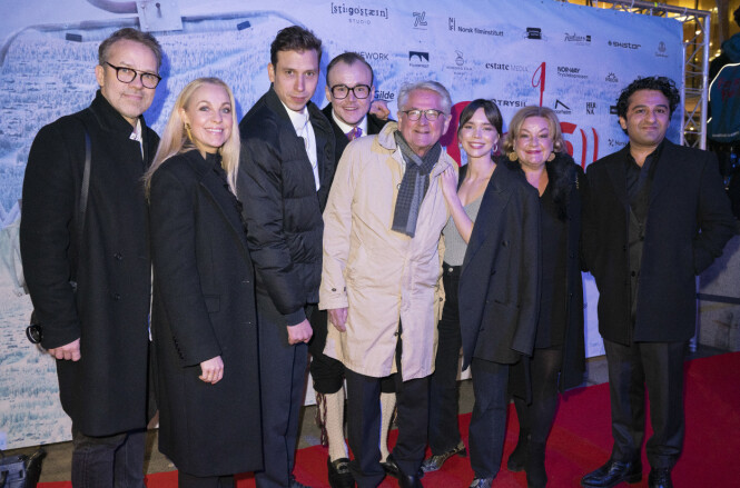 FJOLS TIL FJELLS: Anette Hoff og Nils Vogt side om side med Fjols til Fjells-kollegene under gallapremierne i Oslo i februar. FOTO: NTB scanpix FJOLS TIL FJELLS: Anette Hoff og Nils Vogt side om side med Fjols til Fjells-kollegene under gallapremierne i Oslo i februar. FOTO: NTB scanpix