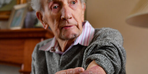 image: Krigsveteran John (102) banket innbruddstyv (47)
