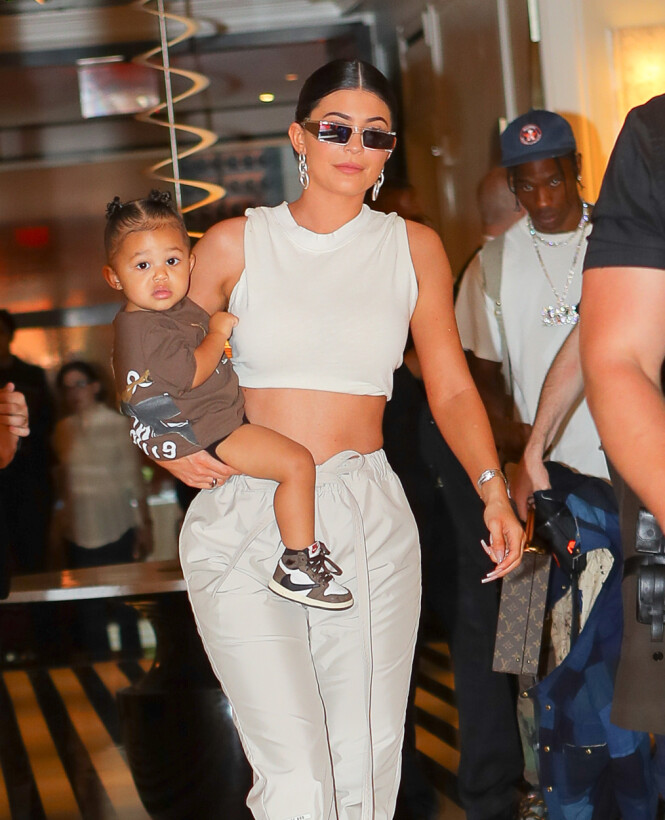 VELOMTALT: Kylie Jenner vet å skjemme bort datteren, og holdt nylig en ellevill bursdagsfeiring for toåringen. Foto: NTB Scanpix VELOMTALT: Kylie Jenner vet å skjemme bort datteren, og holdt nylig en ellevill bursdagsfeiring for toåringen. Foto: NTB Scanpix