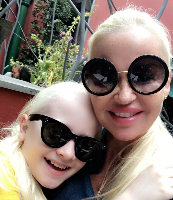MOR OG DATTER: - Jeg er så stolt over hvordan hun utfører drømmene sine. Jeg kan nesten ikke tro at hun har fått det til, sier mamma Linda. FOTO: Privat MOR OG DATTER: - Jeg er så stolt over hvordan hun utfører drømmene sine. Jeg kan nesten ikke tro at hun har fått det til, sier mamma Linda. FOTO: Privat