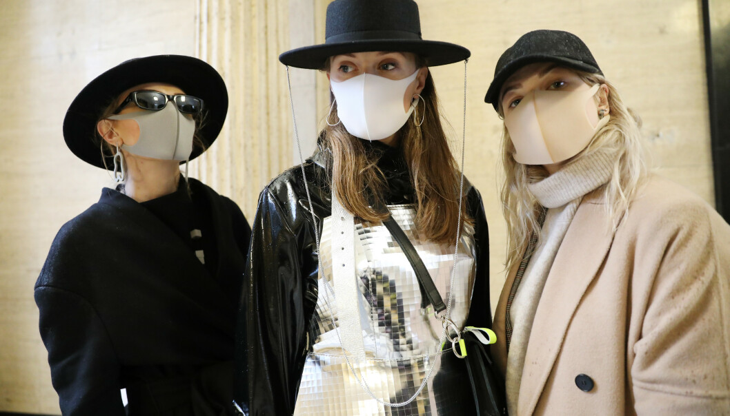 <strong>MUNNBIND:</strong> Designerne gjorde munnbind til noe kult. Foto: NTB scanpix <strong>MUNNBIND:</strong> Designerne gjorde munnbind til noe kult. Foto: NTB scanpix