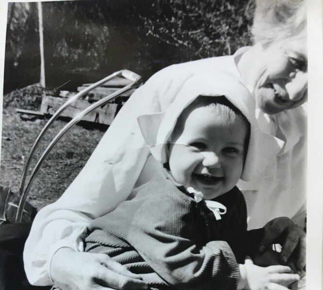 MORMORFANG: Anniken Nersveen på mormor Ingrid Bjerkås fang i 1955. Foto: Privat MORMORFANG: Anniken Nersveen på mormor Ingrid Bjerkås fang i 1955. Foto: Privat