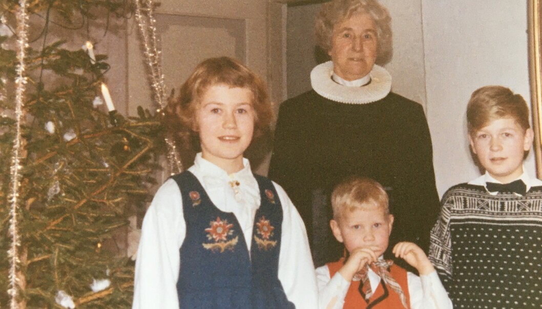 FAMILIEKJÆR: Ingrid Bjerkås hadde nært forhold til sine barnebarn. Her er hun fotografert sammen med barnebarna i Berg kirke julen 1963. Fra venstre Anniken Nersveen, broren Jarl Jacobsen og Geir Jacobsen. Foto: Privat FAMILIEKJÆR: Ingrid Bjerkås hadde nært forhold til sine barnebarn. Her er hun fotografert sammen med barnebarna i Berg kirke julen 1963. Fra venstre Anniken Nersveen, broren Jarl Jacobsen og Geir Jacobsen. Foto: Privat