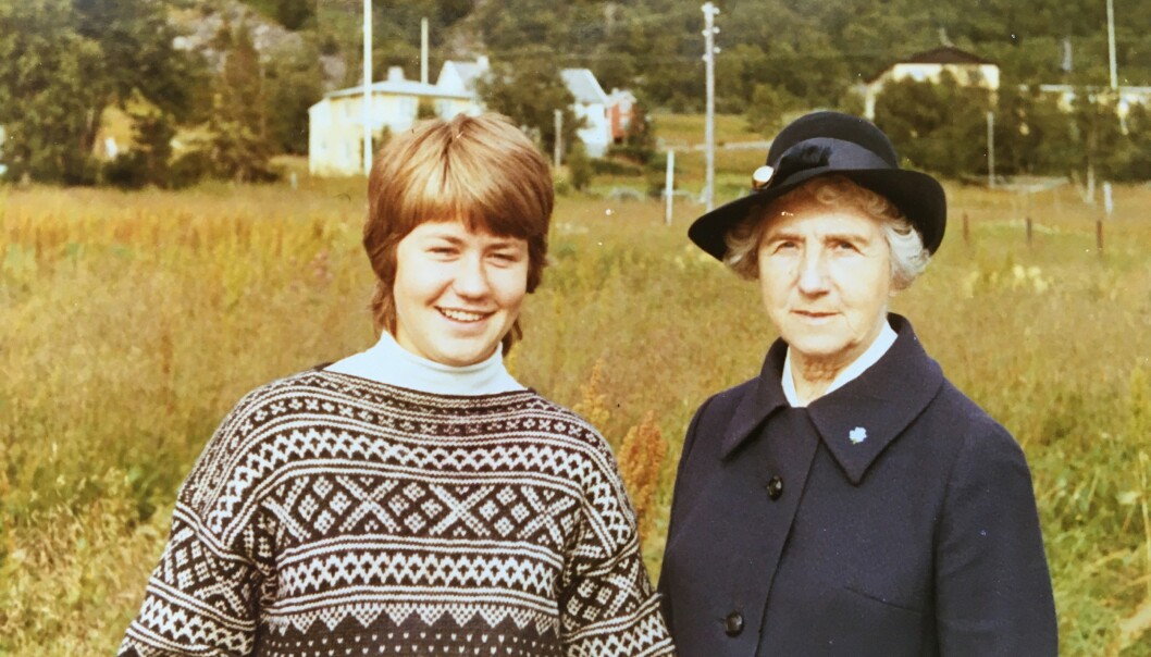 NÆRT FORHOLD: Anniken Nersveen med mormor Ingrid Bjerkås på tur til Skaland på Senja i 1971. Nersveen forteller at hun opplevde at mormoren tok henne på alvor. De to hadde mange diskusjoner. Foto: Privat NÆRT FORHOLD: Anniken Nersveen med mormor Ingrid Bjerkås på tur til Skaland på Senja i 1971. Nersveen forteller at hun opplevde at mormoren tok henne på alvor. De to hadde mange diskusjoner. Foto: Privat