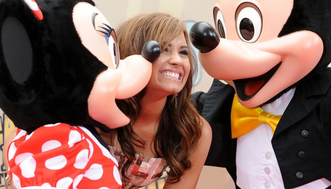 FASADE: Her er Lovato under en filmpremiere i 2010. Ingen visste det den gang, men det store smilet skjulte både spiseforstyrrelser og avhengighet. FOTO: Scanpix FASADE: Her er Lovato under en filmpremiere i 2010. Ingen visste det den gang, men det store smilet skjulte både spiseforstyrrelser og avhengighet. FOTO: Scanpix