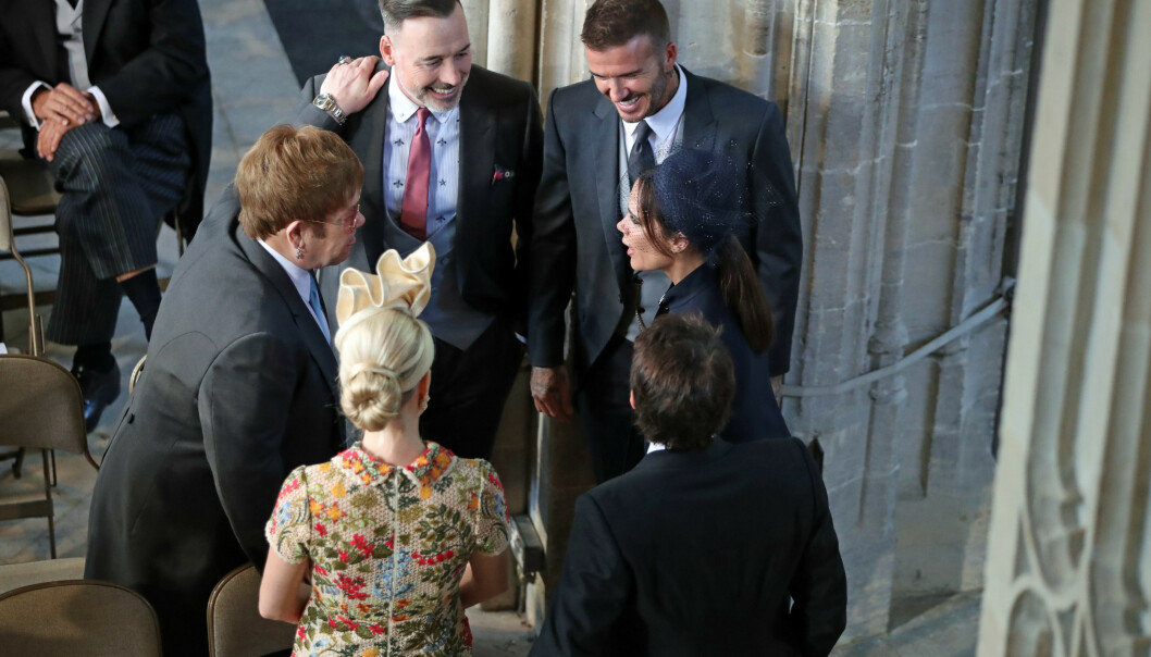 BRYLLUP: David Beckham og kona Victoria Beckham var selvskrevne gjester under bryllupet mellom Meghan og Harry i mai 2018. Her er de i lystig passiar med den britiske artisten Elton John, hans partner David Furnish og to andre gjester utenfor St George's Chapel på Windsor Castle. FOTO: NTB scanpix BRYLLUP: David Beckham og kona Victoria Beckham var selvskrevne gjester under bryllupet mellom Meghan og Harry i mai 2018. Her er de i lystig passiar med den britiske artisten Elton John, hans partner David Furnish og to andre gjester utenfor St George's Chapel på Windsor Castle. FOTO: NTB scanpix