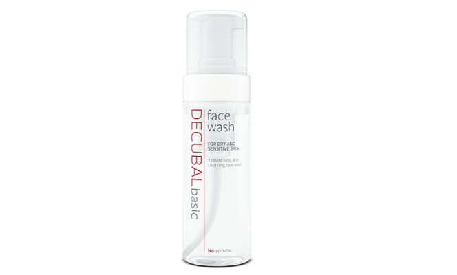 ANSIKTSVASK: Decubal face wash er et fuktighetsgivende og beroligende vaskeskum til daglig rens av ansiktshuden.Perfekt for alle tørrnoser der ute! ANSIKTSVASK: Decubal face wash er et fuktighetsgivende og beroligende vaskeskum til daglig rens av ansiktshuden.Perfekt for alle tørrnoser der ute!