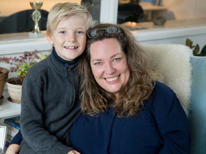 Mor (55) og sønn (9). Philip Storm må dele mammaen sin med søsterens to barn som kaller henne mormor. Foto: MEW Mor (55) og sønn (9). Philip Storm må dele mammaen sin med søsterens to barn som kaller henne mormor. Foto: MEW