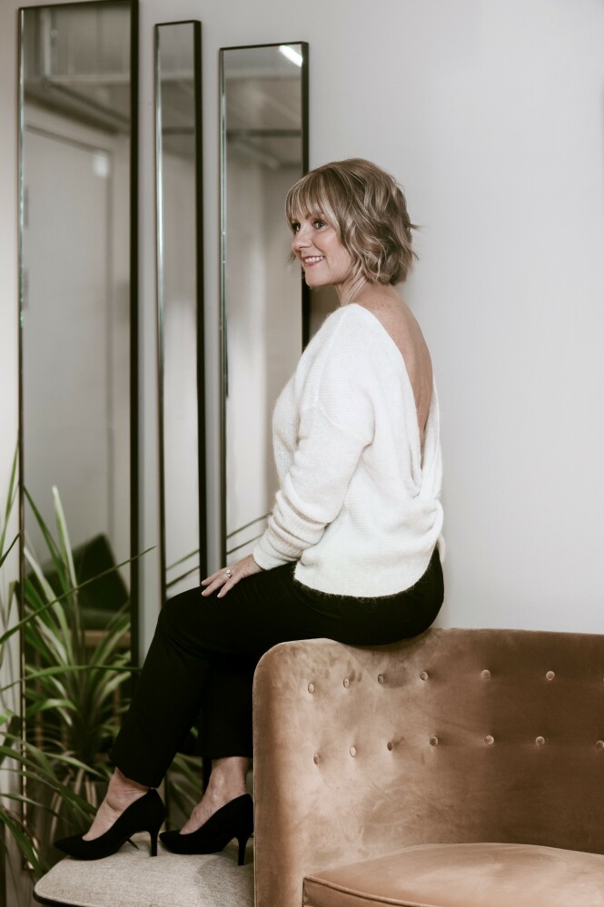 Genser (kr 500) og bukse (kr 300, begge fra H&M) og pumps (kr 600, Zara). Tips! En strikkegenser med dyp utrigning i ryggen gir hverdagsstilen det lille ekstra. FOTO: Astrid Waller Genser (kr 500) og bukse (kr 300, begge fra H&M) og pumps (kr 600, Zara). Tips! En strikkegenser med dyp utrigning i ryggen gir hverdagsstilen det lille ekstra. FOTO: Astrid Waller