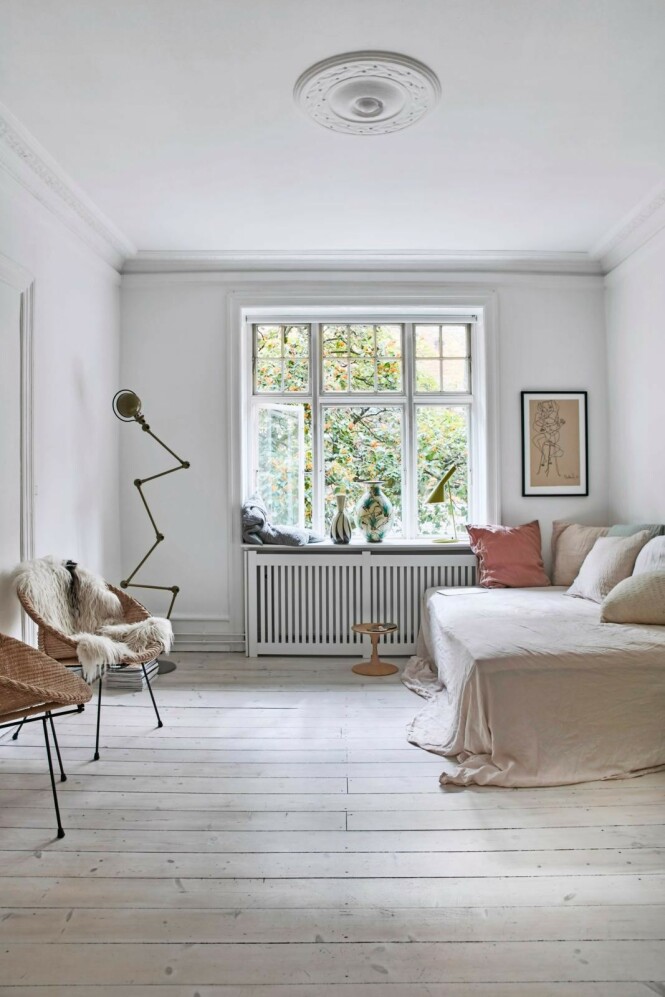 Det lille, runde bordet foran vinduet er designet av Nanna Ditzel og er fra Snedkergaarden. I vinduet står en Arne Jacobsen-bordlampe fra Louis Poulsen og to gamle Kähler-vaser. Rikke samler på disse vasene. Maleriet er laget av Maria Marstrand. Tips! Lyse, rolige nyanser og myke tekstiler gir en hyggelig atmosfære. FOTO: Birgitta Wolfgang Bjørnvad Det lille, runde bordet foran vinduet er designet av Nanna Ditzel og er fra Snedkergaarden. I vinduet står en Arne Jacobsen-bordlampe fra Louis Poulsen og to gamle Kähler-vaser. Rikke samler på disse vasene. Maleriet er laget av Maria Marstrand. Tips! Lyse, rolige nyanser og myke tekstiler gir en hyggelig atmosfære. FOTO: Birgitta Wolfgang Bjørnvad