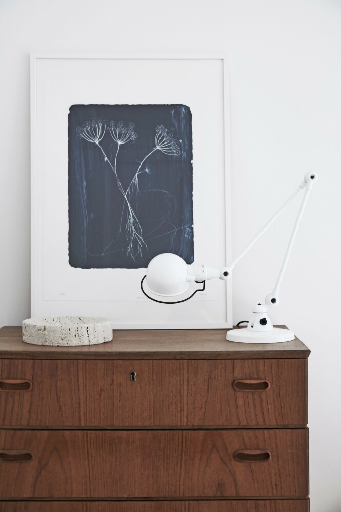 Rikke kombinerer gjerne ulike materialer som her: en kommode i teak funnet på loppemarked, en metallampe fra Jieldé og en keramikkskål fra Oliver Gustav. Litografiet er laget av Cathrine Raben Davidsen. FOTO: Birgitta Wolfgang Bjørnvad Rikke kombinerer gjerne ulike materialer som her: en kommode i teak funnet på loppemarked, en metallampe fra Jieldé og en keramikkskål fra Oliver Gustav. Litografiet er laget av Cathrine Raben Davidsen. FOTO: Birgitta Wolfgang Bjørnvad