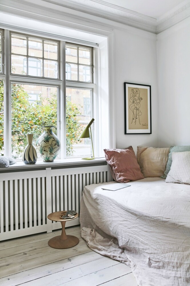 Rikke har satt en seng inn i stuen og har gjort den fin og innbydende med sengetøy og puter fra Merci Merci i Paris. TIps! Hvis du bokstavelig talt vil gå for en avslappende stil, kan du gjøre som Rikke og innrede med en seng i stedet for sofa i stuen. FOTO: Birgitta Wolfgang Bjørnvad Rikke har satt en seng inn i stuen og har gjort den fin og innbydende med sengetøy og puter fra Merci Merci i Paris. TIps! Hvis du bokstavelig talt vil gå for en avslappende stil, kan du gjøre som Rikke og innrede med en seng i stedet for sofa i stuen. FOTO: Birgitta Wolfgang Bjørnvad