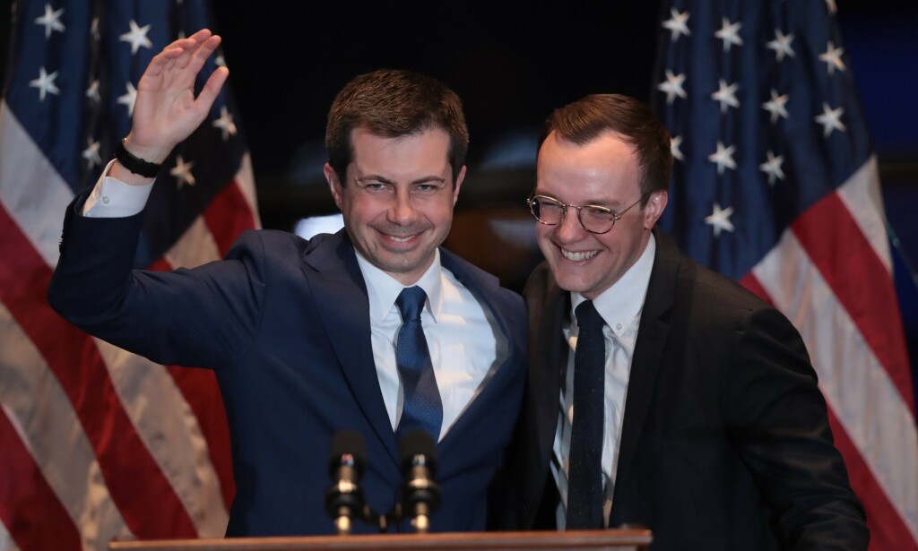 EKTEMANNEN: Pete Buttigieg på scenen i hjembyen sammen med ektemannen Chasten. Foto: Scott Olson / Getty images/AFP EKTEMANNEN: Pete Buttigieg på scenen i hjembyen sammen med ektemannen Chasten. Foto: Scott Olson / Getty images/AFP