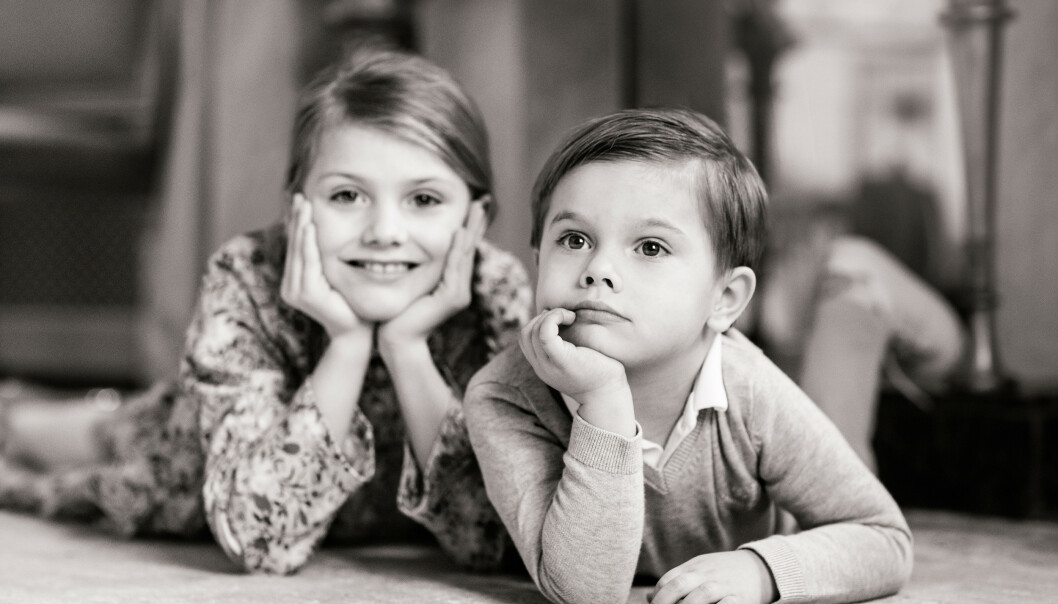 <strong>MED SØSTER:</strong> Prinsesse Estelle poserer ved siden av sin lillebror på dette nye bildet. Foto: Linda Broström/Kungl. Hovstaterna <strong>MED SØSTER:</strong> Prinsesse Estelle poserer ved siden av sin lillebror på dette nye bildet. Foto: Linda Broström/Kungl. Hovstaterna