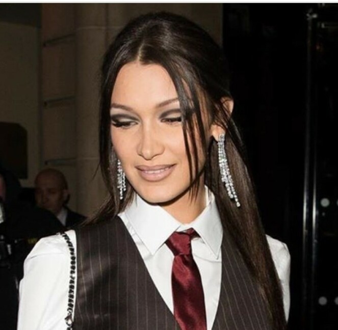 OMFAVNER 90-TALLET: Bella Hadid er ikke redd for å teste ut trender fra mote- og skjønnhetsverdenen. Nå får den brune liplineren prøvd seg under moteuken i Paris! Foto: Skjermdump fra Instagram OMFAVNER 90-TALLET: Bella Hadid er ikke redd for å teste ut trender fra mote- og skjønnhetsverdenen. Nå får den brune liplineren prøvd seg under moteuken i Paris! Foto: Skjermdump fra Instagram