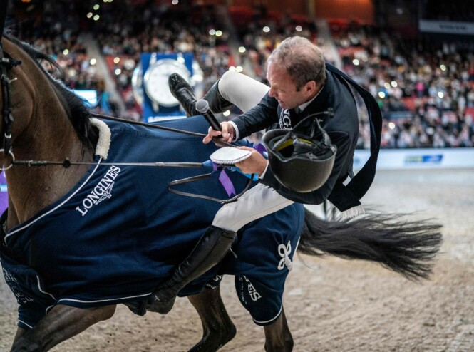 ENDTE GODT: Selv om sprangrytter Geir Gulliksen fikk seg en ufrivillig luftetur under premieseremonien under Gothenburg Horseshow, gikk det bra med både hest og rytter. NTBScanpix ENDTE GODT: Selv om sprangrytter Geir Gulliksen fikk seg en ufrivillig luftetur under premieseremonien under Gothenburg Horseshow, gikk det bra med både hest og rytter. NTBScanpix