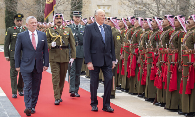 SEREMONI: Kongeparets statsbesøk ble innledet med en seremoni mandag formiddag. Her er kong Harald og Jordans kong Abdullah. Foto: Andreas Fadum / Se og Hør SEREMONI: Kongeparets statsbesøk ble innledet med en seremoni mandag formiddag. Her er kong Harald og Jordans kong Abdullah. Foto: Andreas Fadum / Se og Hør