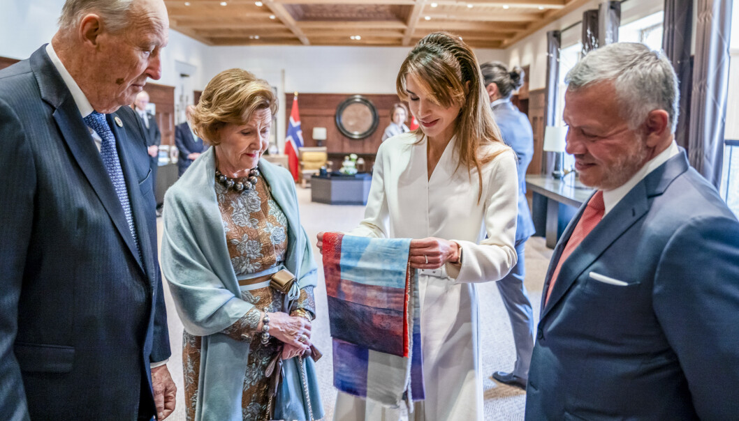 UTVEKSLET GAVER: Kong Harald og dronning Sonja ble tatt imot av Jordans kong Abdullah og dronning Rania under en offisiell velkomstseremoni i Al Husseiniya-palasset i hovedstaden Amman mandag. Her utveksler de gaver. Foto: NTB Scanpix UTVEKSLET GAVER: Kong Harald og dronning Sonja ble tatt imot av Jordans kong Abdullah og dronning Rania under en offisiell velkomstseremoni i Al Husseiniya-palasset i hovedstaden Amman mandag. Her utveksler de gaver. Foto: NTB Scanpix