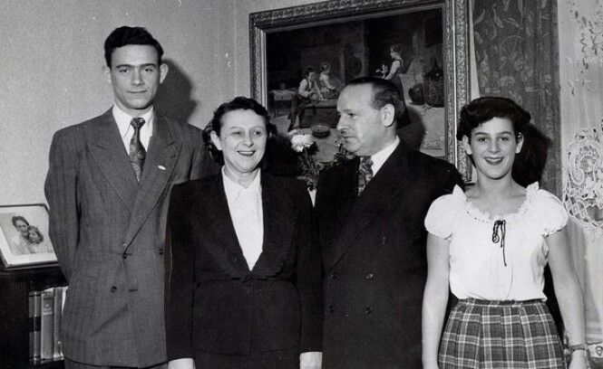 FAMILIEN SOM OVERLEVDE: Leif Grusd og foreldrene Blenda og Hermann (midten), og lillesøsteren Solveig - kalt Lillan - fotografert etter krigen. FOTO: Privat FAMILIEN SOM OVERLEVDE: Leif Grusd og foreldrene Blenda og Hermann (midten), og lillesøsteren Solveig - kalt Lillan - fotografert etter krigen. FOTO: Privat