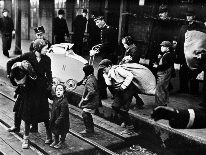 HJELPERE: Dette bildet er tatt i Sverige 21. april 1940. Norske flyktninger på gjennomreise i Karlstad i Sverige. Kvinnen med barn får hjelp av togpersonale på jernbanestasjonen.
Selv ble Leif, moren og lillesøsteren tatt med til Charlottenberg togstasjon for ferden videre til Kjesäter mottakssentral for flykninger. FOTO: NTB scanpix HJELPERE: Dette bildet er tatt i Sverige 21. april 1940. Norske flyktninger på gjennomreise i Karlstad i Sverige. Kvinnen med barn får hjelp av togpersonale på jernbanestasjonen.
Selv ble Leif, moren og lillesøsteren tatt med til Charlottenberg togstasjon for ferden videre til Kjesäter mottakssentral for flykninger. FOTO: NTB scanpix