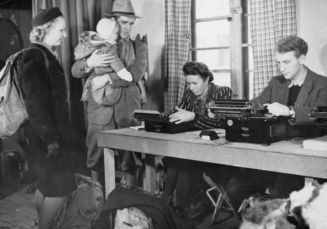 PÅ MOTTAKSSTASJONEN: Dette bildet er tatt i Sverige 1. februar 1945. Familien Grusd var innom en tilsvarende mottaksstasjon da de kom til Sverige i november 1942. FOTO: NTB scanpix PÅ MOTTAKSSTASJONEN: Dette bildet er tatt i Sverige 1. februar 1945. Familien Grusd var innom en tilsvarende mottaksstasjon da de kom til Sverige i november 1942. FOTO: NTB scanpix