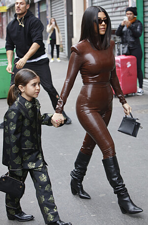BALMAIN: Kourney hadde kledd seg i samme merke som sin søster, og Penelope gikk for dress, i likhet med kusina. Foto: NTB Scanpix BALMAIN: Kourney hadde kledd seg i samme merke som sin søster, og Penelope gikk for dress, i likhet med kusina. Foto: NTB Scanpix