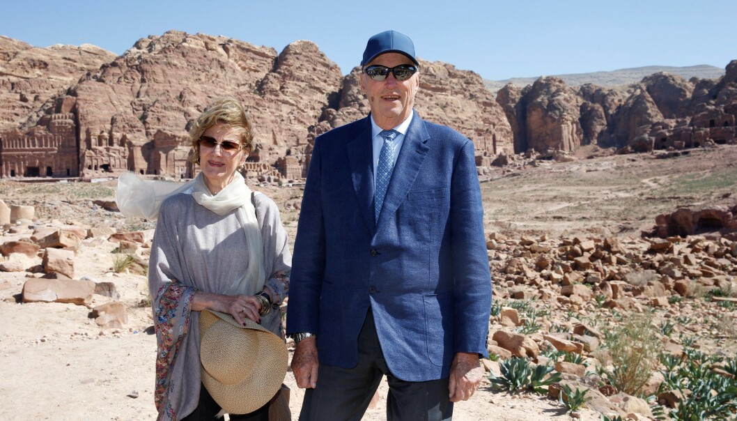 <strong>I JORDAN:</strong> Kongeparet er for tiden i Jordan på statsbesøk. Etter å ha sett Petra, svarte de på spørsmål fra pressen. Da uttalte de blant annet seg om Ari Behns bortgang. Foto: Andreas Fadum / Se og Hør <strong>I JORDAN:</strong> Kongeparet er for tiden i Jordan på statsbesøk. Etter å ha sett Petra, svarte de på spørsmål fra pressen. Da uttalte de blant annet seg om Ari Behns bortgang. Foto: Andreas Fadum / Se og Hør
