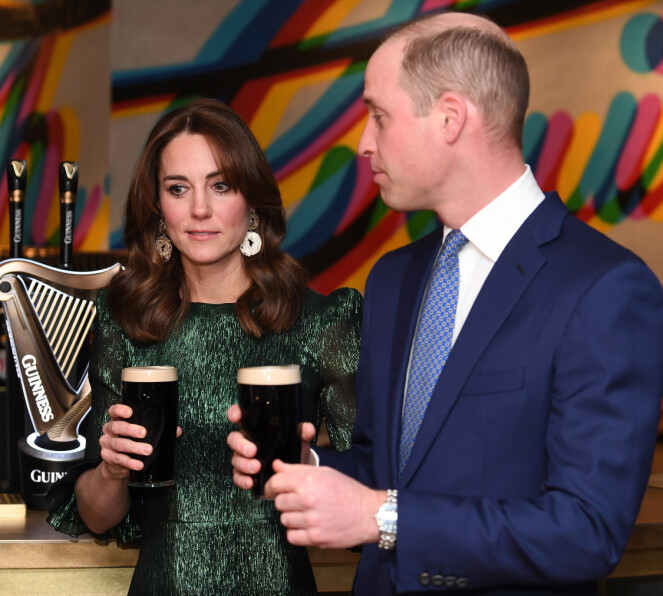VITSEMAKER: Prins William og hertuginne Kate er på besøk i Irland, og tok en tur innom Guinness-bryggeriet. Der ble samtaleemnet, naturlig nok, coronaviruset. Prinsen dristet seg også til en vits om sykdommen. Foto: NTB scanpix VITSEMAKER: Prins William og hertuginne Kate er på besøk i Irland, og tok en tur innom Guinness-bryggeriet. Der ble samtaleemnet, naturlig nok, coronaviruset. Prinsen dristet seg også til en vits om sykdommen. Foto: NTB scanpix