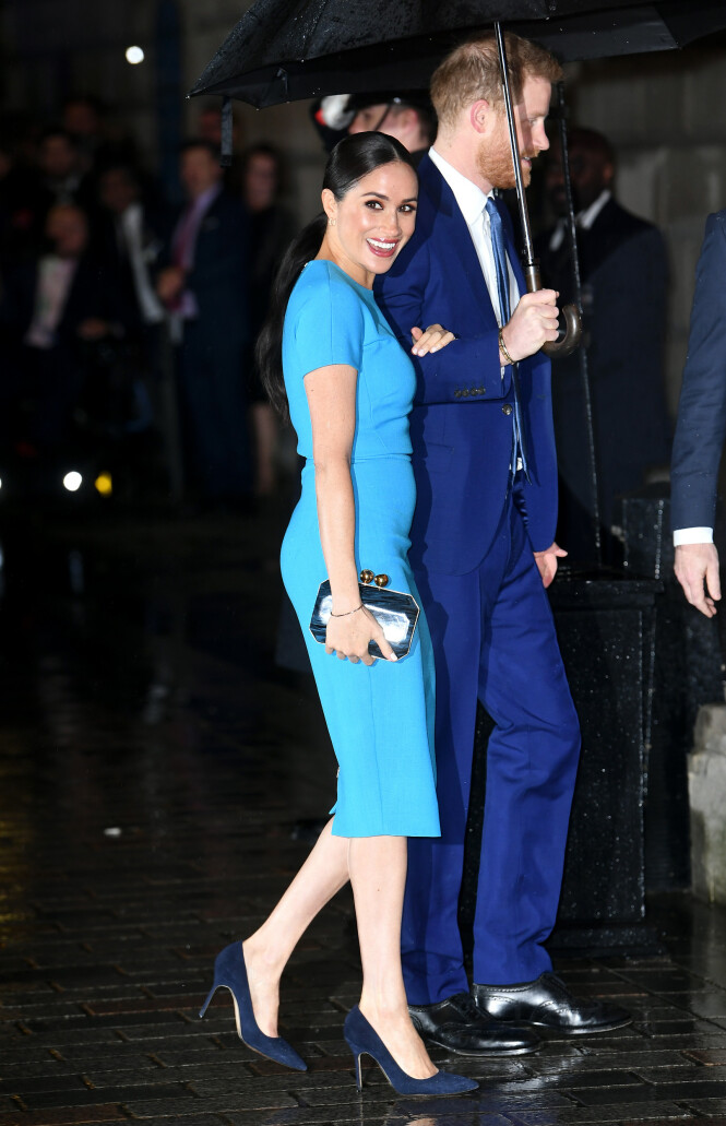 <strong>PÅ OPPDRAG:</strong> Meghan holder et godt tak i Harrys arm på vei til kveldens utdeling. Foto: NTB Scanpix <strong>PÅ OPPDRAG:</strong> Meghan holder et godt tak i Harrys arm på vei til kveldens utdeling. Foto: NTB Scanpix
