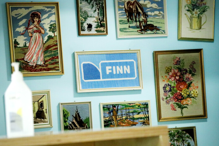 I resepsjonsområdet til Finn finnes allslags rare gjenstander fra Finn-torget. Slik som disse broderiene. Selve broderiet av Finn-logoen er visstnok sendt inn av en fan. 📸: Ole Petter Baugerød Stokke I resepsjonsområdet til Finn finnes allslags rare gjenstander fra Finn-torget. Slik som disse broderiene. Selve broderiet av Finn-logoen er visstnok sendt inn av en fan. 📸: Ole Petter Baugerød Stokke