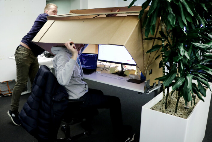 Utviklere trives i Finn sine lokaler, men også her kan det fort bli for åpent. Derfor har denne utvikleren anskaffet seg en slags kokong. Visstnok fra en norsk startup. 📸: Ole Petter Baugerød Stokke Utviklere trives i Finn sine lokaler, men også her kan det fort bli for åpent. Derfor har denne utvikleren anskaffet seg en slags kokong. Visstnok fra en norsk startup. 📸: Ole Petter Baugerød Stokke