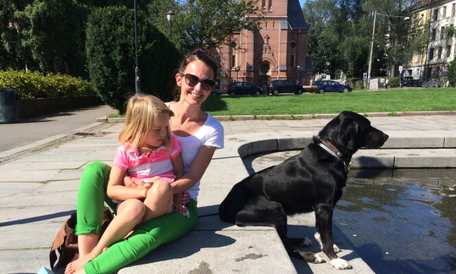 VIKTIG I FAMILIEN: Ryggs barn vet ikke hvordan livet i familien er uten Munter. Han har alltid vært der. - Han er en glad gutt som alltid liker å være der vi er. Han er alltid med og gir ubetinget kjærlighet. Det er veldig deilig, sier Rygg. Foto: Privat VIKTIG I FAMILIEN: Ryggs barn vet ikke hvordan livet i familien er uten Munter. Han har alltid vært der. - Han er en glad gutt som alltid liker å være der vi er. Han er alltid med og gir ubetinget kjærlighet. Det er veldig deilig, sier Rygg. Foto: Privat