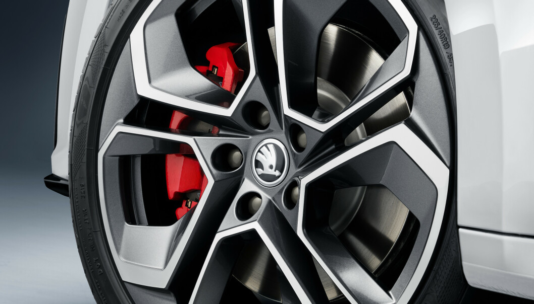 <strong>18 OG 19:</strong> Ventillerte men ikke boring eller slissing av bremsene. 18-tommer er standard, 19 koster ekstra. Foto: Skoda <strong>18 OG 19:</strong> Ventillerte men ikke boring eller slissing av bremsene. 18-tommer er standard, 19 koster ekstra. Foto: Skoda