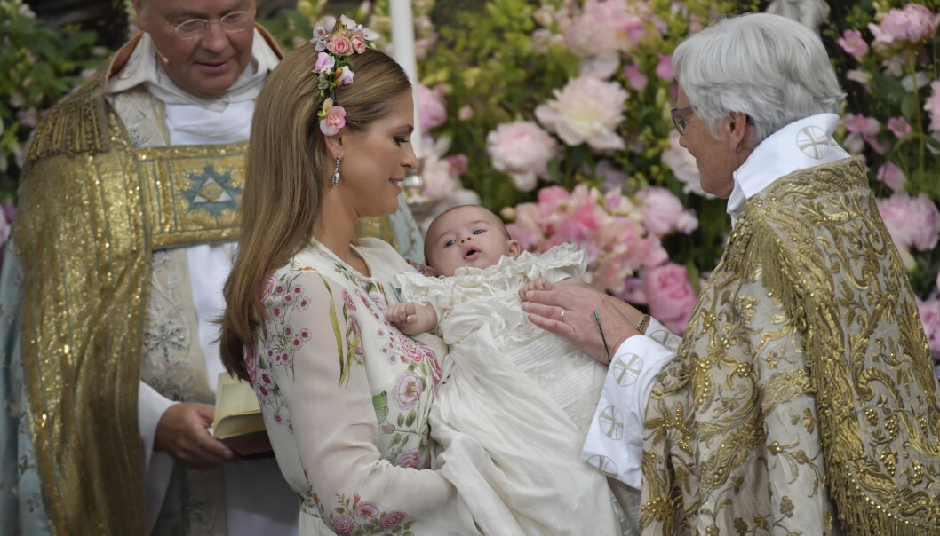 DÅPEN: Prinsesse Adrienne med moren Madeleine da hun ble døpt i juni 2018. Foto: NTB Scanpix DÅPEN: Prinsesse Adrienne med moren Madeleine da hun ble døpt i juni 2018. Foto: NTB Scanpix