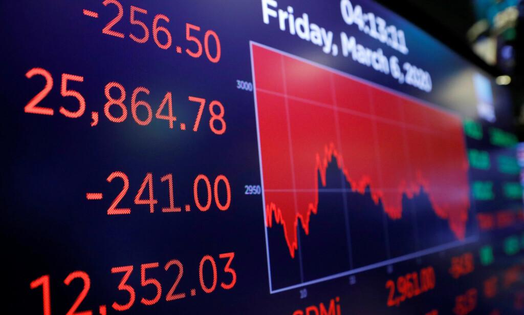 BLODRØDT PÅ BØRSEN: Slik så den sentrale børsindeksen Dow Jones Industrial Average ut da New York-børsen stengte på fredag. Mandag fortsatte de dårlige tidene, med blodrøde tall ikke minst på Oslo Børs. Foto: NTB Scanpix BLODRØDT PÅ BØRSEN: Slik så den sentrale børsindeksen Dow Jones Industrial Average ut da New York-børsen stengte på fredag. Mandag fortsatte de dårlige tidene, med blodrøde tall ikke minst på Oslo Børs. Foto: NTB Scanpix