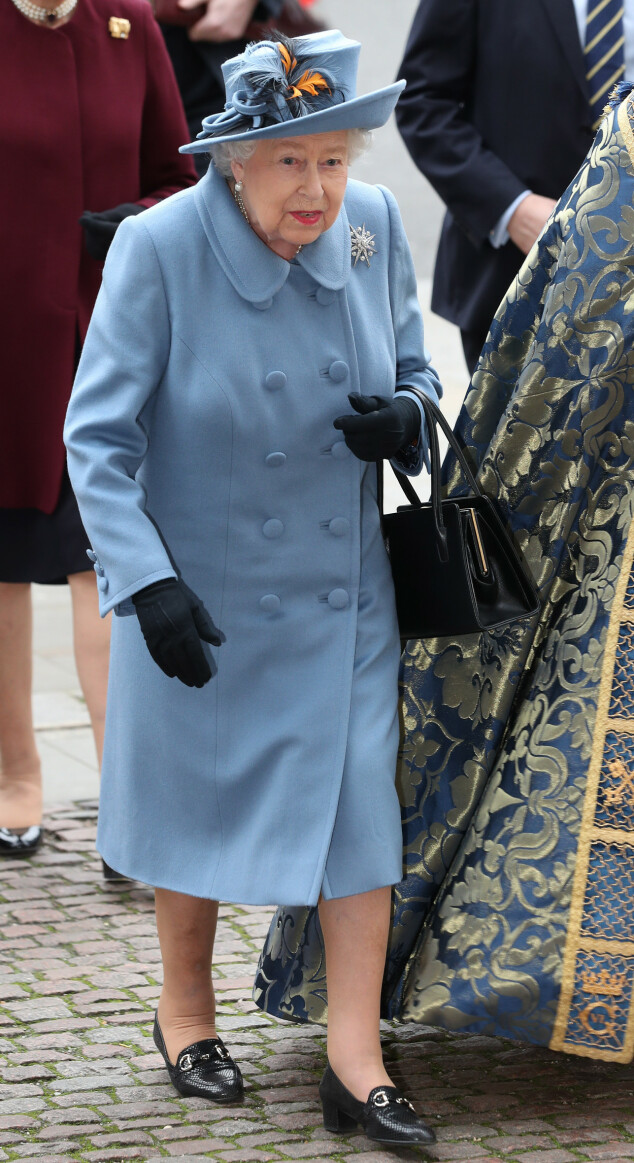 BLÅTT: Dronning Elizabeth ankom markeringen kledd i blått. Foto: NTB Scanpix BLÅTT: Dronning Elizabeth ankom markeringen kledd i blått. Foto: NTB Scanpix