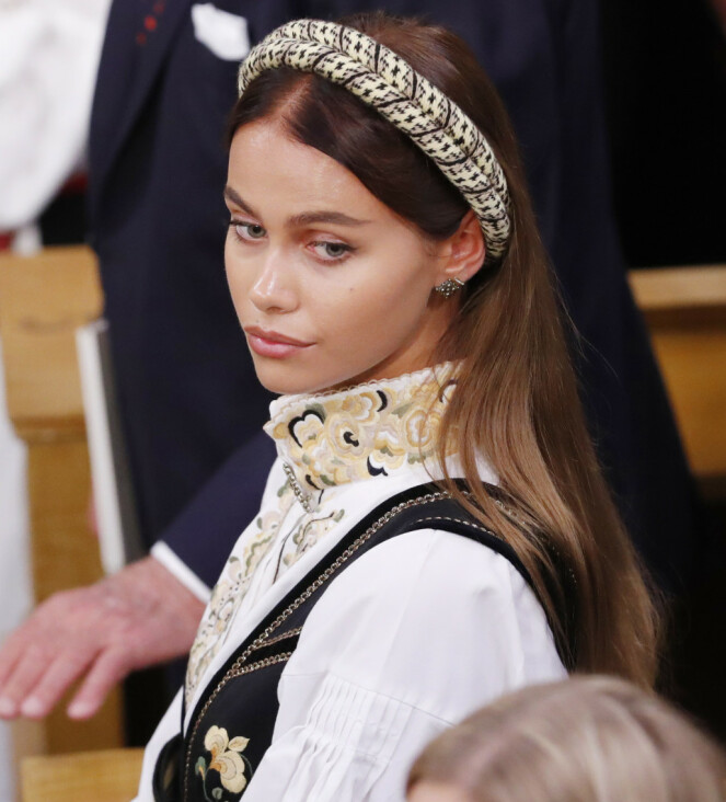 VERDENSVANT: Juliane Snekkestad har bodd flere steder i verden, og reiser fortsatt mye i forbindelse med jobb. Det var i Los Angeles at hun møtte kjæresten for første gang. Her fotografert i konfirmasjonen til prinsesse Ingrid Alexandra. Foto: NTB scanpix VERDENSVANT: Juliane Snekkestad har bodd flere steder i verden, og reiser fortsatt mye i forbindelse med jobb. Det var i Los Angeles at hun møtte kjæresten for første gang. Her fotografert i konfirmasjonen til prinsesse Ingrid Alexandra. Foto: NTB scanpix