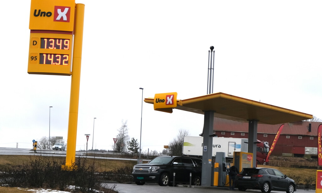 LOKALE PRISKRIGER: I tillegg til fall i oljeprisen, presser lokale priskriger, spesielt fra automat-stasjoner, prisen på bensin og diesel ytterligere end. Foto: Rune Korsvoll LOKALE PRISKRIGER: I tillegg til fall i oljeprisen, presser lokale priskriger, spesielt fra automat-stasjoner, prisen på bensin og diesel ytterligere end. Foto: Rune Korsvoll