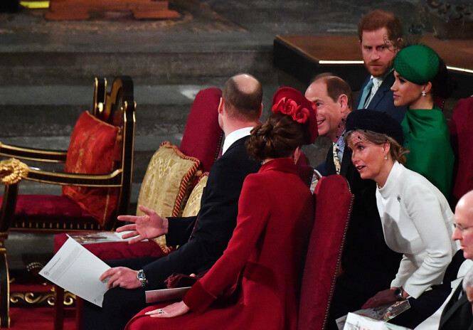 INGEN SAMTALE: Prins William og hertuginne Kate snakket med prins Edward og grevinne Sophie, som satt rett bak dem, men ble ikke fotografert i samtale med prins Harry og hertuginne Meghan - som satt to seter bortenfor igjen. Foto: NTB scanpix INGEN SAMTALE: Prins William og hertuginne Kate snakket med prins Edward og grevinne Sophie, som satt rett bak dem, men ble ikke fotografert i samtale med prins Harry og hertuginne Meghan - som satt to seter bortenfor igjen. Foto: NTB scanpix