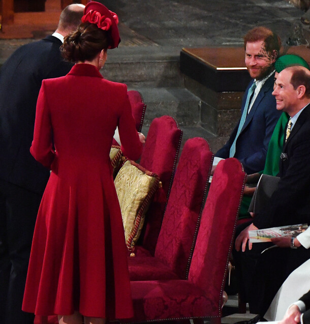 SMILTE: Her kan man se både prins Harry og prins Edward rette vennlige smil mot prins William og hertuginne Kate når de to sistnevnte skal innta plassene sine. Foto: NTB scanpix SMILTE: Her kan man se både prins Harry og prins Edward rette vennlige smil mot prins William og hertuginne Kate når de to sistnevnte skal innta plassene sine. Foto: NTB scanpix