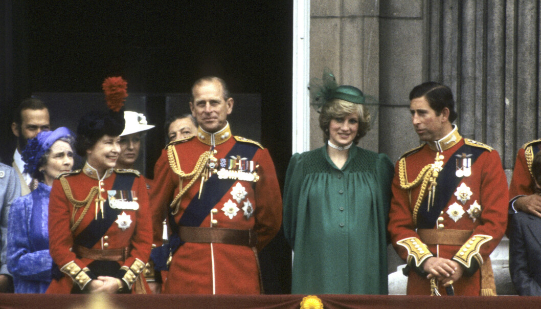 <p><span style="font-size: 14px; letter-spacing: normal;">I GRØNT: Prinsesse Diana bar et grønt antrekk på balkongen på Buckingham Palace under Trooping the Colour i juni 1982 - og spekulerer i om at Meghans grønne antrekk på det siste offisielle oppdraget i Storbritannia, var en hyllest til avdøde Diana. FOTO: NTB scanpix</span></p> <p><span style="font-size: 14px; letter-spacing: normal;">I GRØNT: Prinsesse Diana bar et grønt antrekk på balkongen på Buckingham Palace under Trooping the Colour i juni 1982 - og spekulerer i om at Meghans grønne antrekk på det siste offisielle oppdraget i Storbritannia, var en hyllest til avdøde Diana. FOTO: NTB scanpix</span></p>